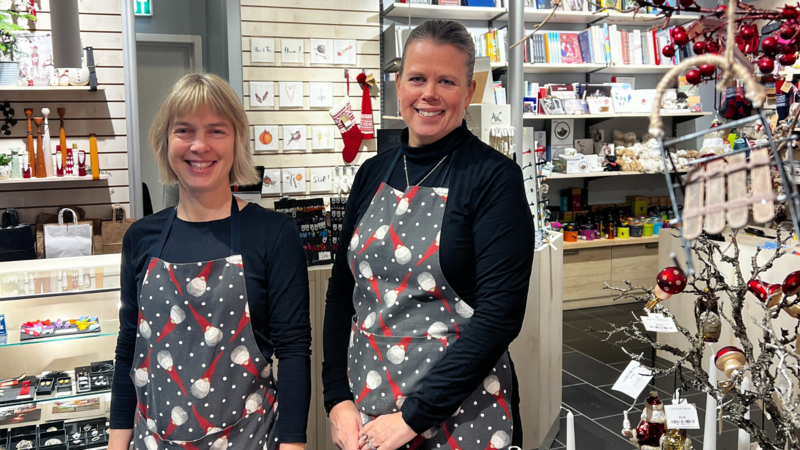 Maihaugbutikken - julepyntet butikk og personell 2024