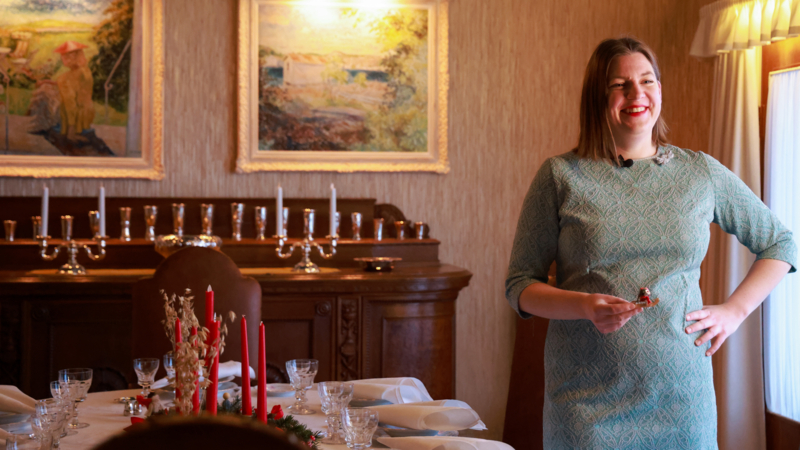Jul i Dronningens barndomshjem, omviser