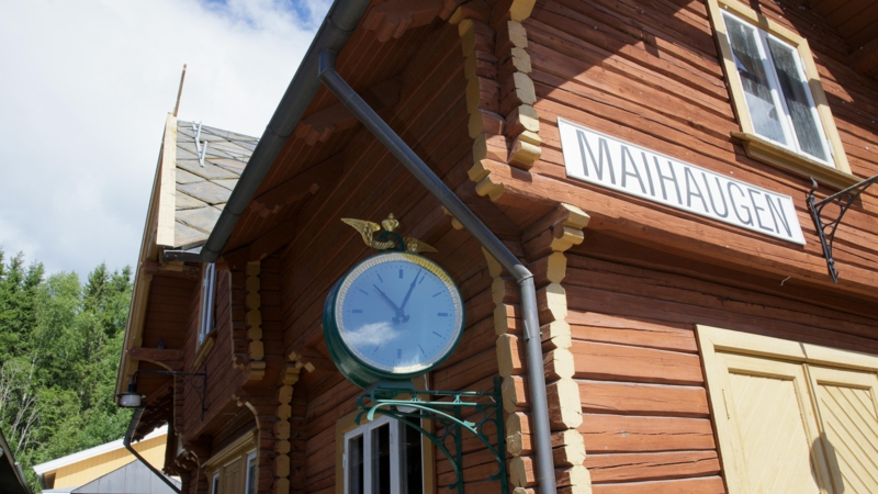 The train and the Maihaugen railway station