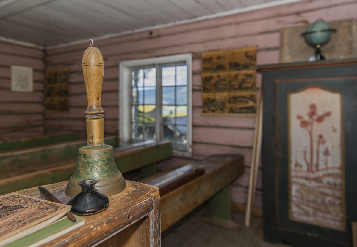 The school bell that was used to ring in the classes. Photo: Tone Iren Eggen T&oslash;mte/Maihaugen


