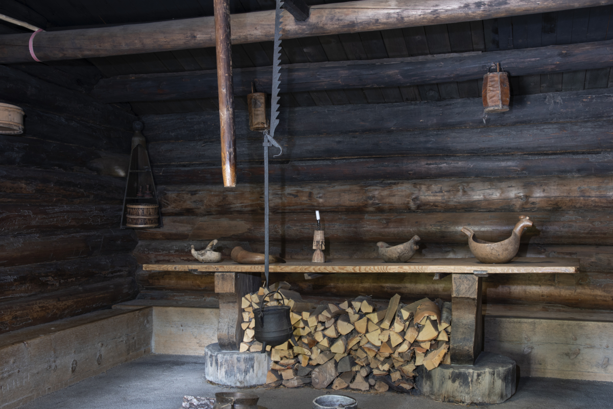 Inside the open-hearth house. Photo: Camilla Damg&aring;rd/Maihaugen


