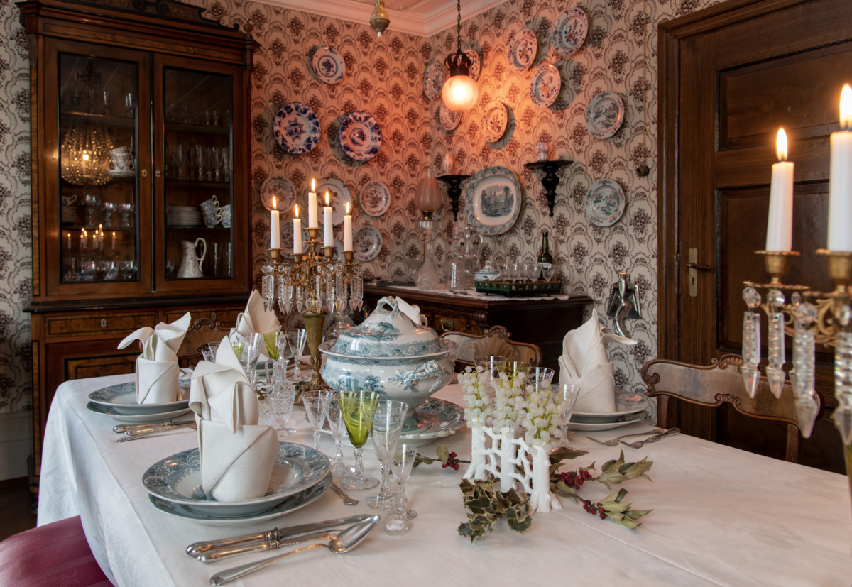 The table is set for a gathering. Photo: Tone Iren Eggen T&oslash;mte/Maihaugen

