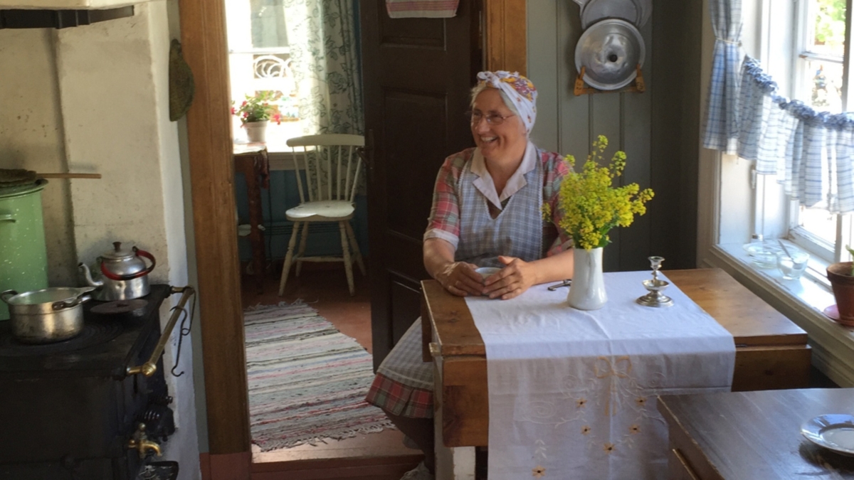 I Olseng&aring;rden kan du sl&aring; av en prat med frua i huset. Foto: Ann Kristin Eggen / Maihaugen

