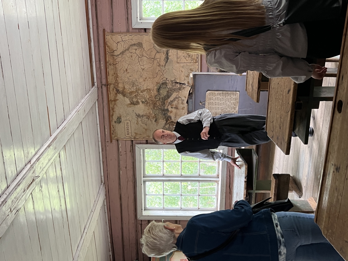 School teacher in the old school. Photo: Maihaugen.

