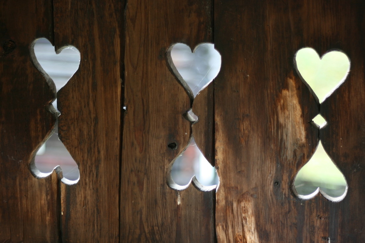 Heart carvings at Knutslykkja. Photo: Veslem&oslash;y Furuseth/Maihaugen.

