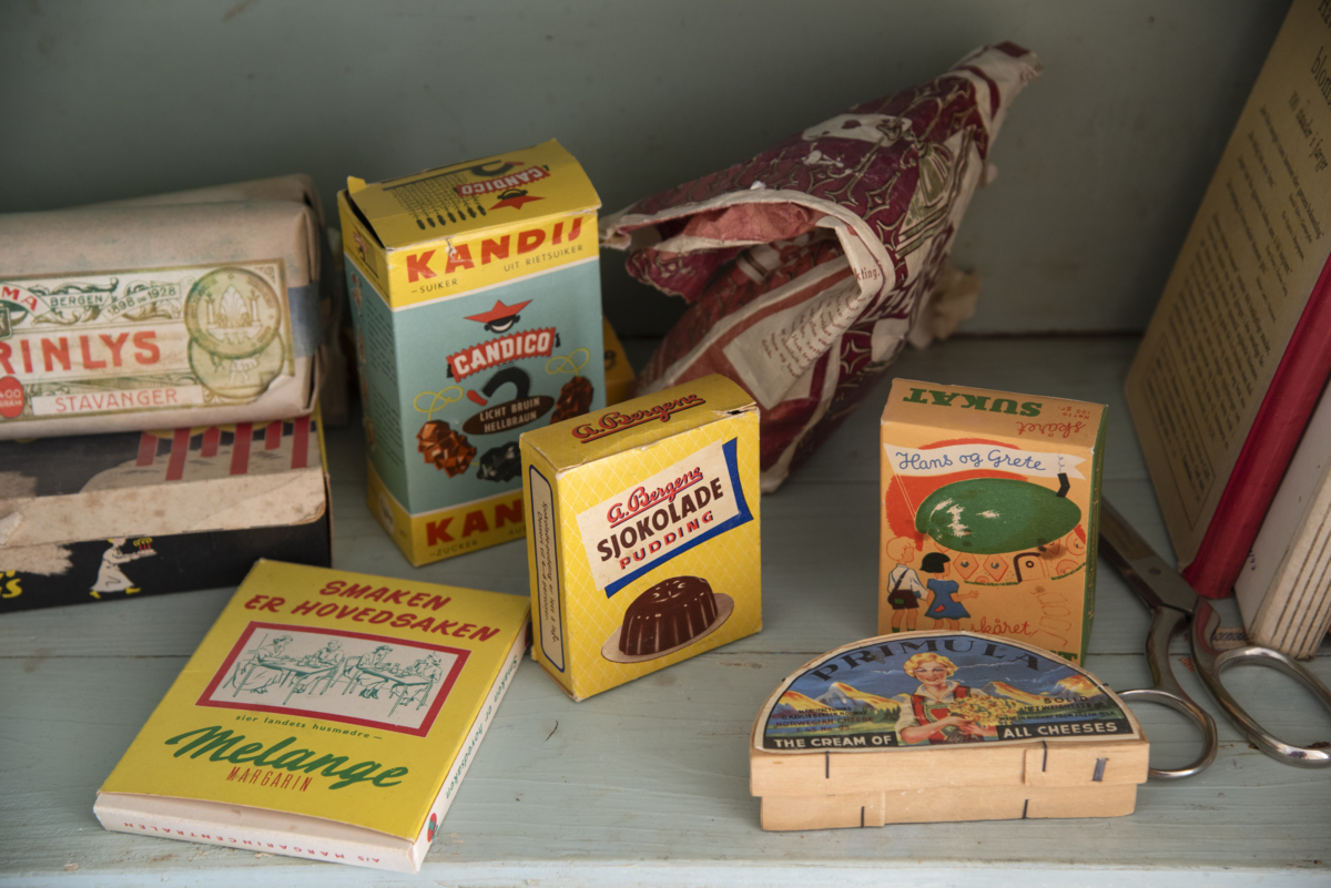 Various items from the kitchen cabinet. Photo: Camilla Damg&aring;rd/Maihaugen

