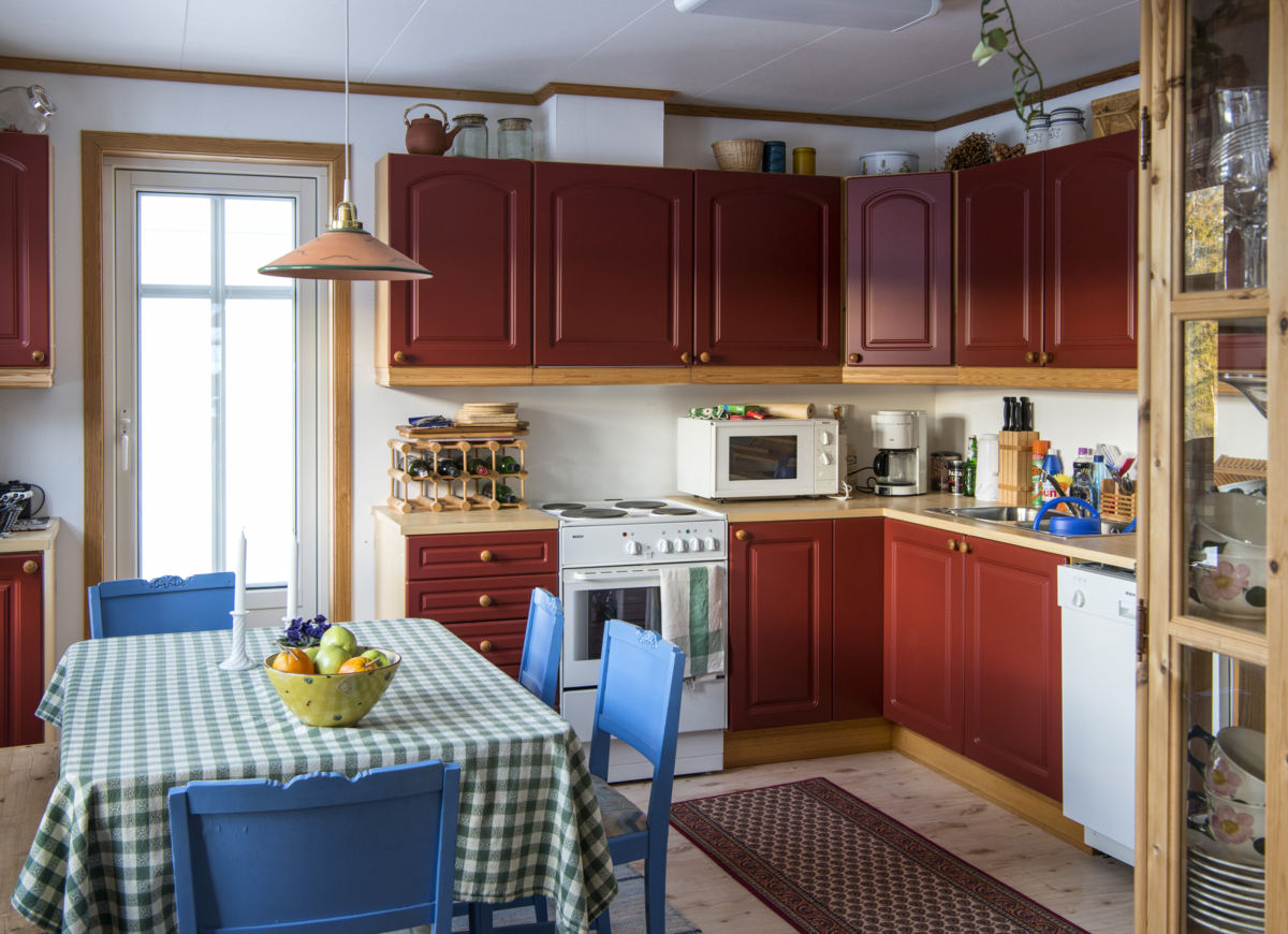 Strong colours and flowers over the cupboards. Photo: Camilla Damg&aring;rd / Maihaugen


