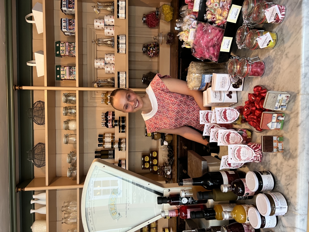 Shop assistant in the old Avlangrud store. Photo: Maihaugen.

