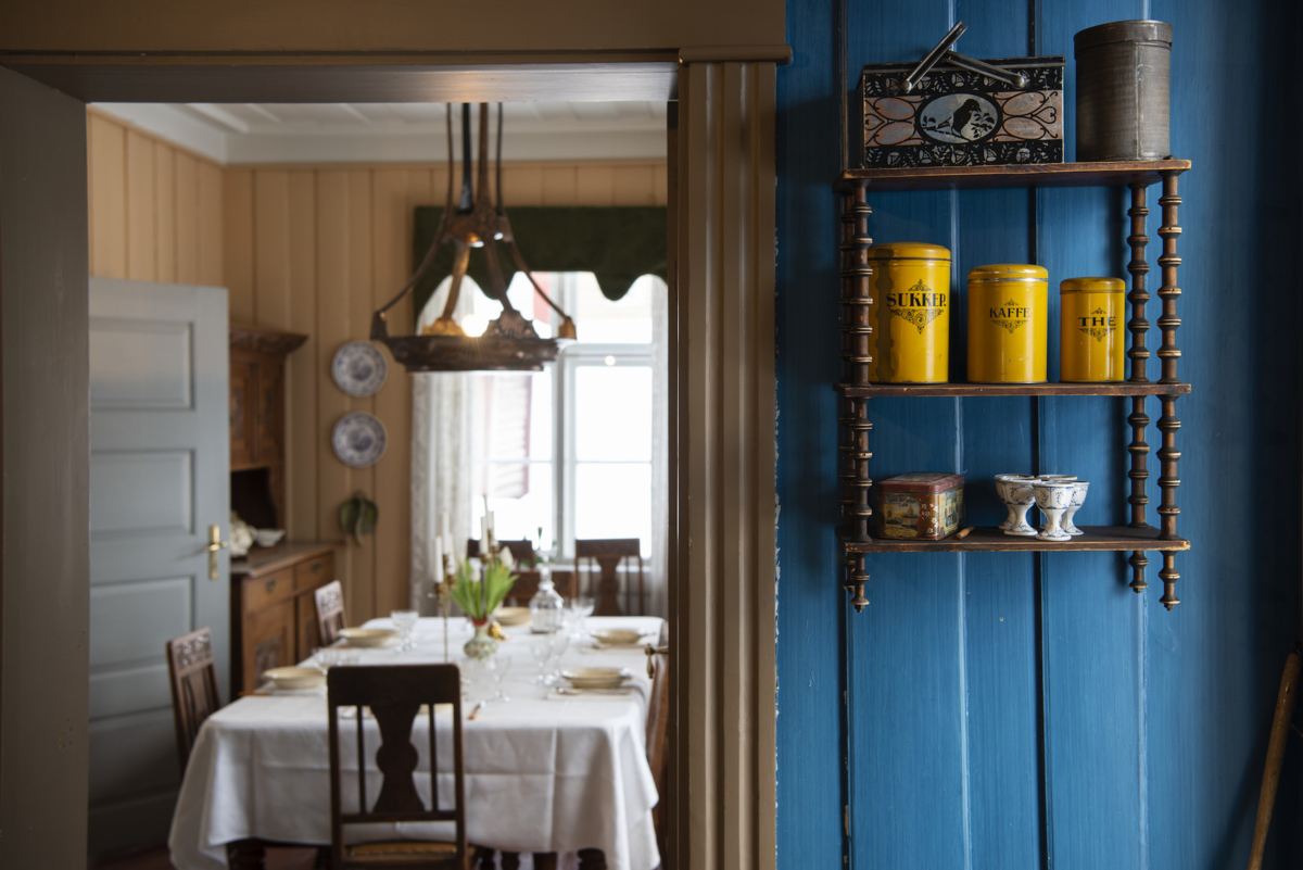 From the kitchen into one of the living rooms.&nbsp; &nbsp;Photo: Camilla Damg&aring;rd/Maihaugen.

