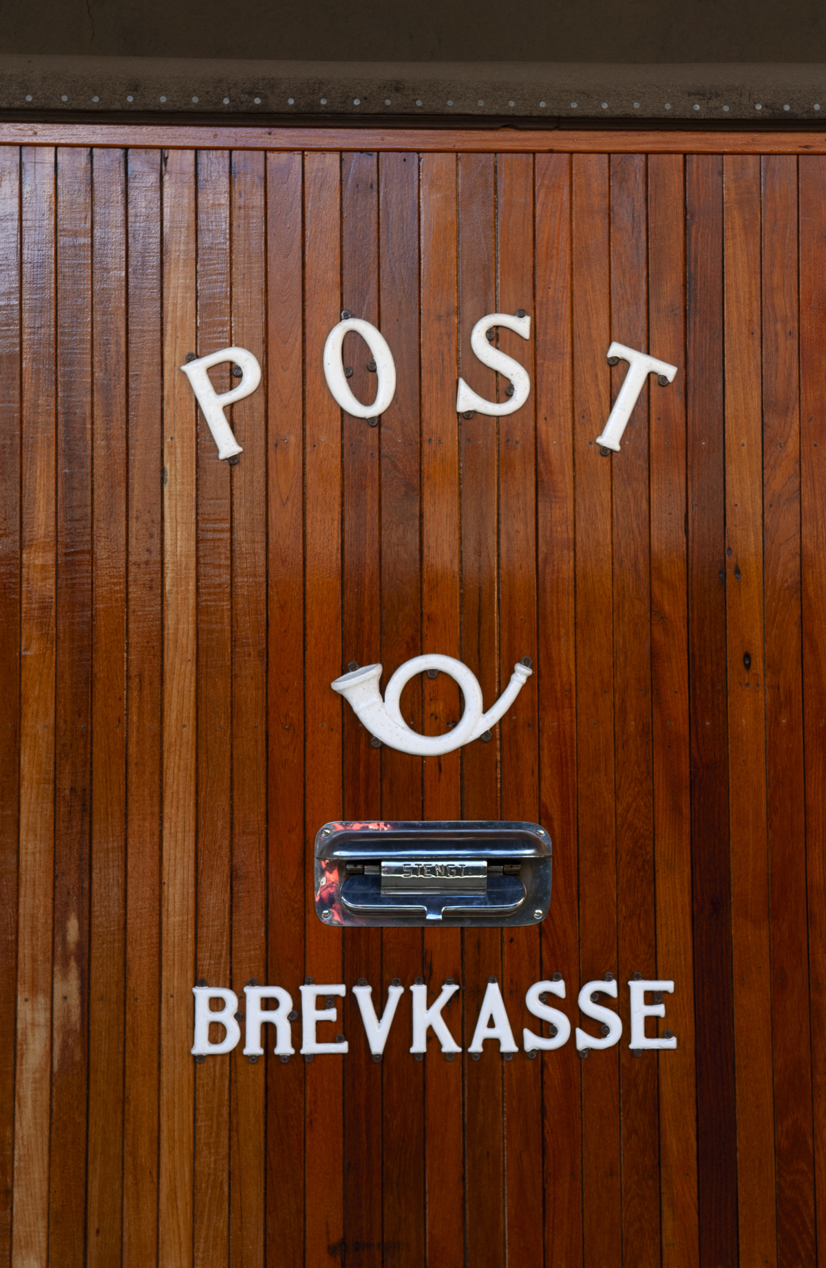 Old-fashioned mailbox. Photo: Camilla Damg&aring;rd/Maihaugen

