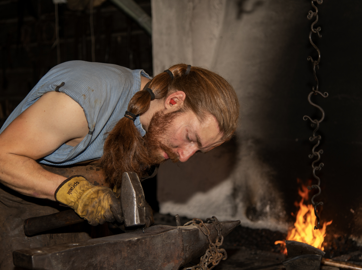 The blacksmith at work. Photo: Tone Iren Eggen T&oslash;mte/Maihaugen.

