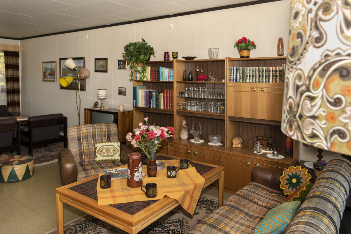 The living room in the 1970s house with a typical 70s style and colors. Photo: Tone Iren Eggen T&oslash;mte/Maihaugen.

