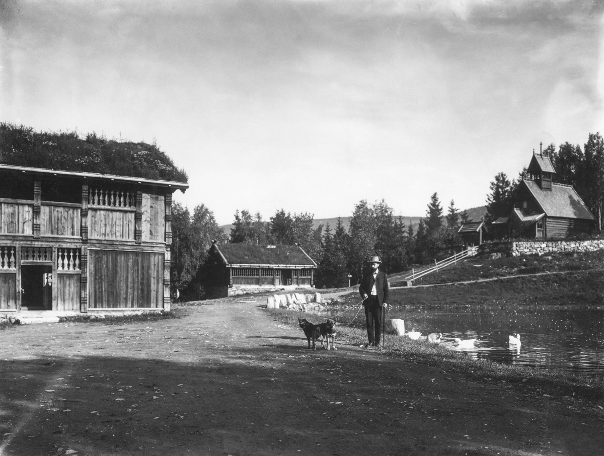 Black and white historic photo of Anders Sandvig and his dog at Maihaugen.