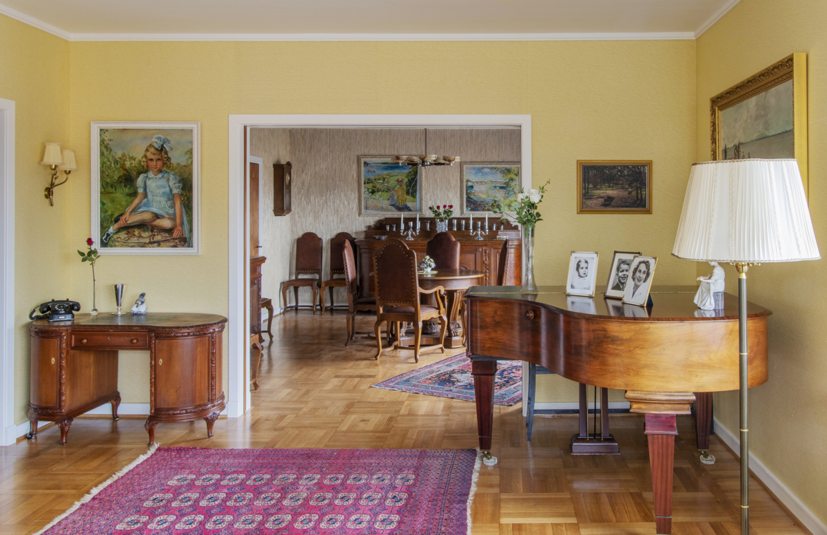 Living room and dining room in Queen Sonja's childhood home. Photo: Camilla Damg&aring;rd / Maihaugen

