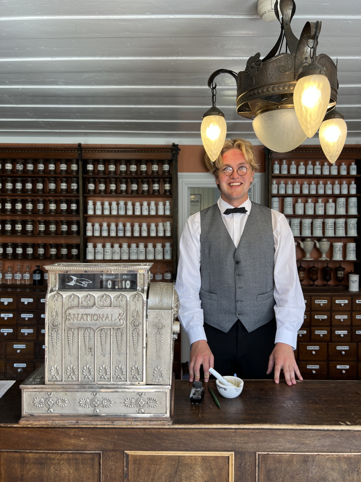 Pharmacist in the old pharmacy. Photo: Maihaugen.

