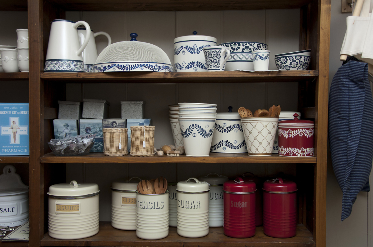 Various cups and containers on a shelf in the Falkenberg store at Maihaugen. Photo: Camilla Damg&aring;rd/Maihaugen.

