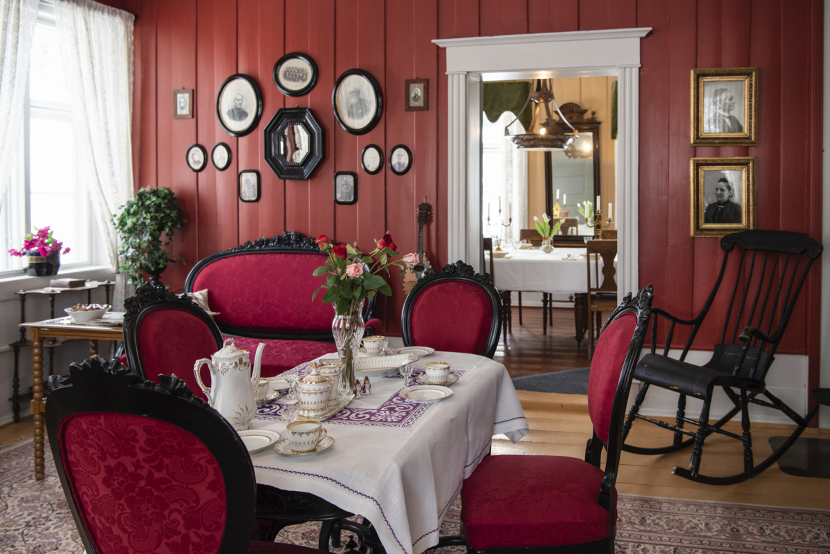 One of the living rooms in S&oslash;re Hage. Photo: Camilla Damg&aring;rd/Maihaugen.

