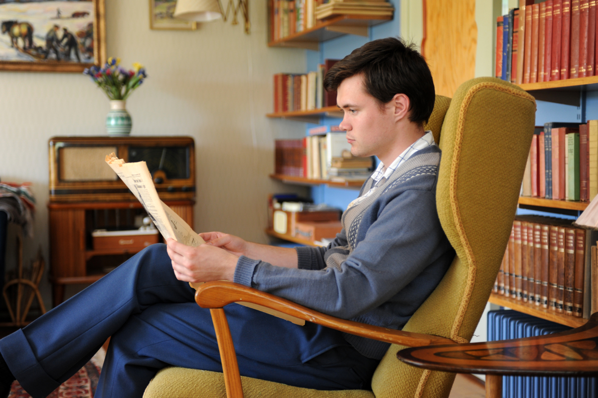 Dad reading the paper in the house from the 50s. Photo: Esben Haakenstad.

