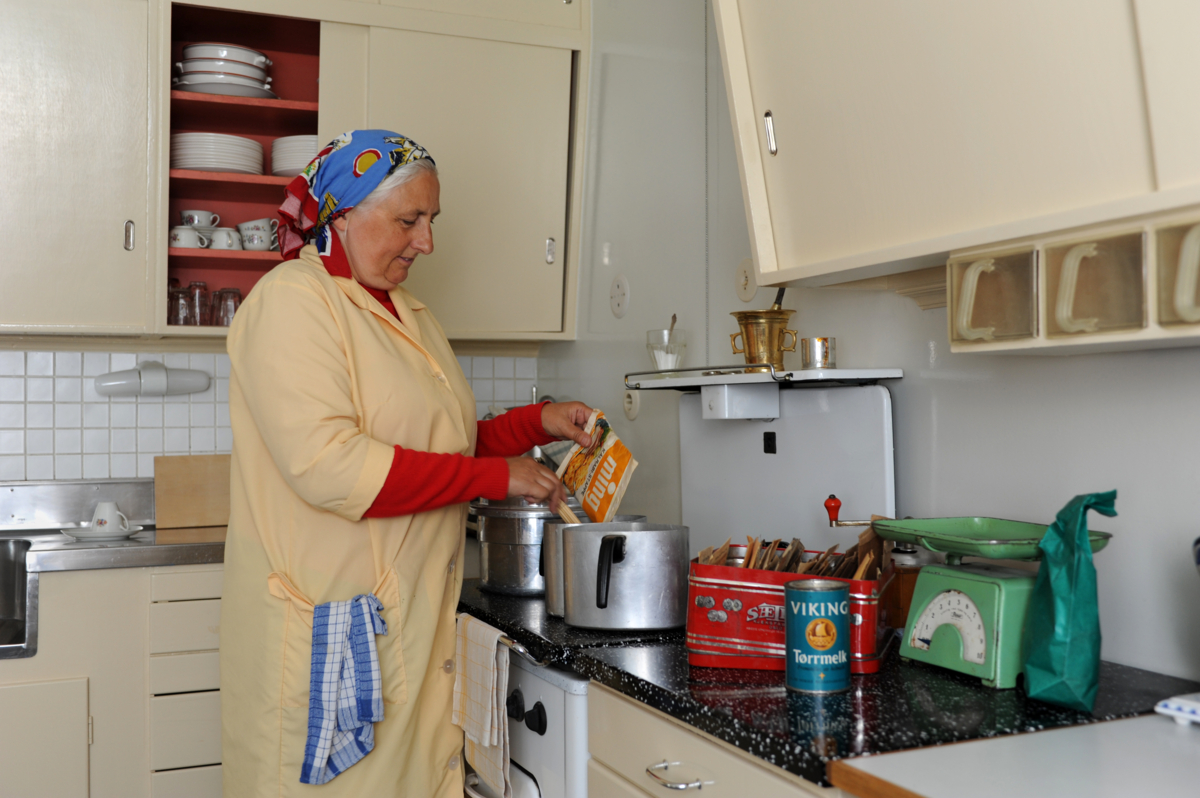The housemaid working in the kitchen. Photo: Esben Haakenstad.

