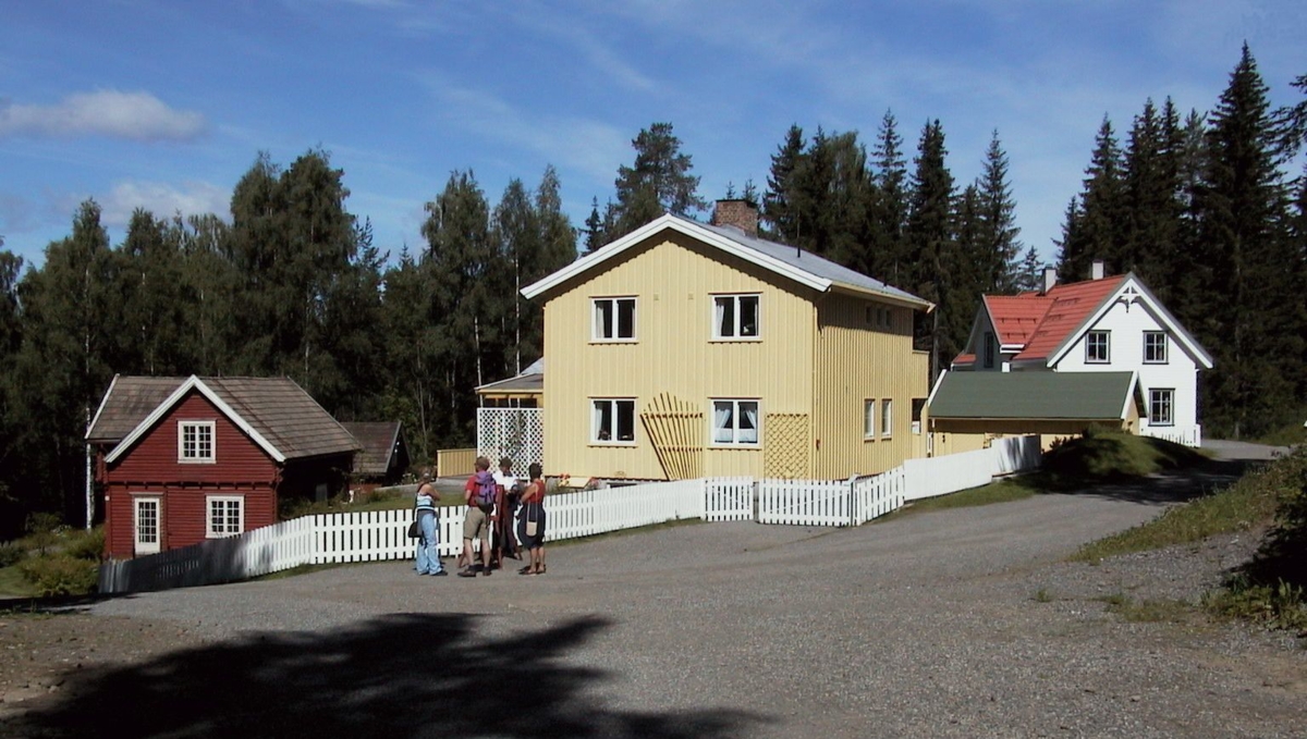 The house from the 50s has a view down towards the house of the 20s. Behind we can just spot the house from the 90s. Photo: Maihaugen.

