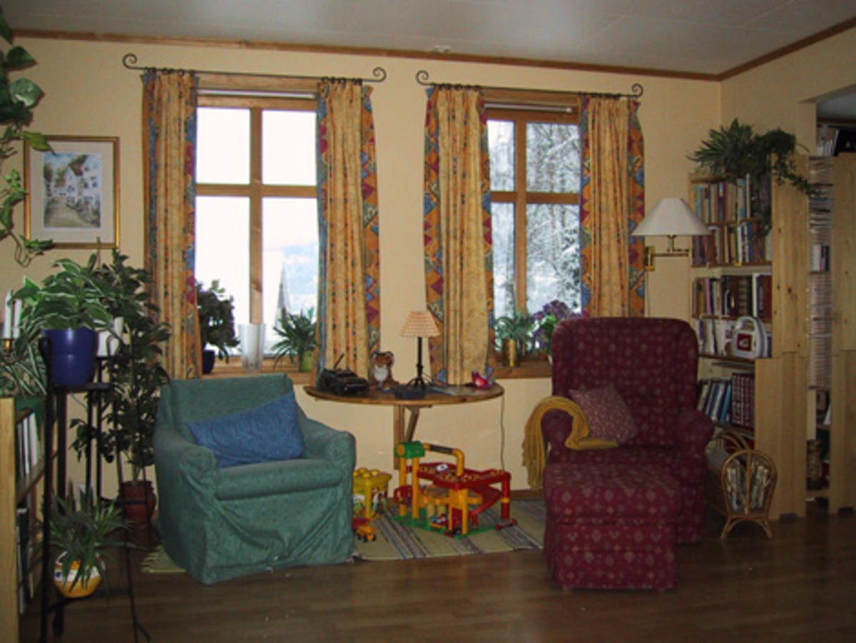 1990-tallshuset_ Interiør_stoler foran vindu