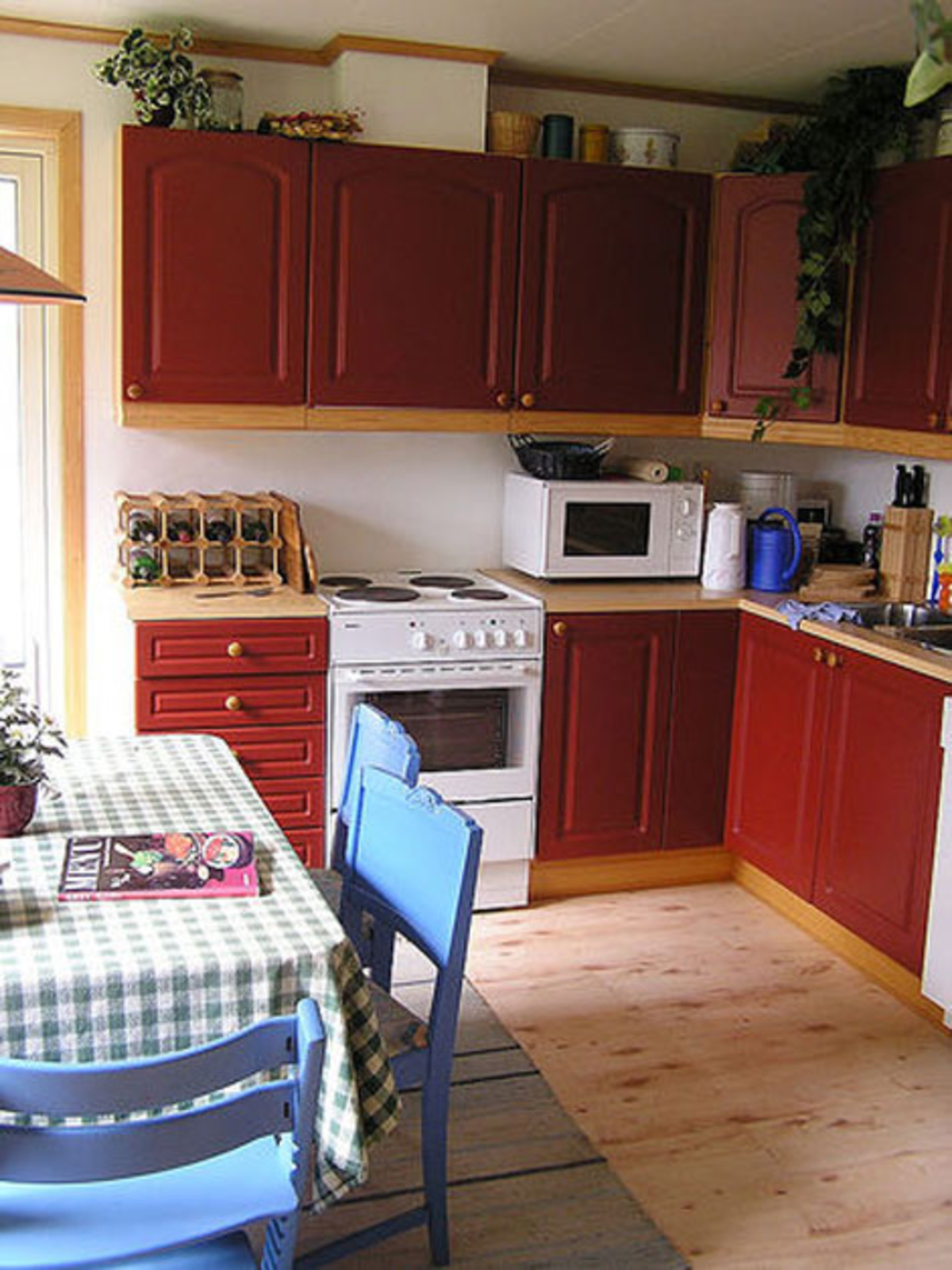 Strong colours and flowers over the cupboards. Photo: Maihaugen.

