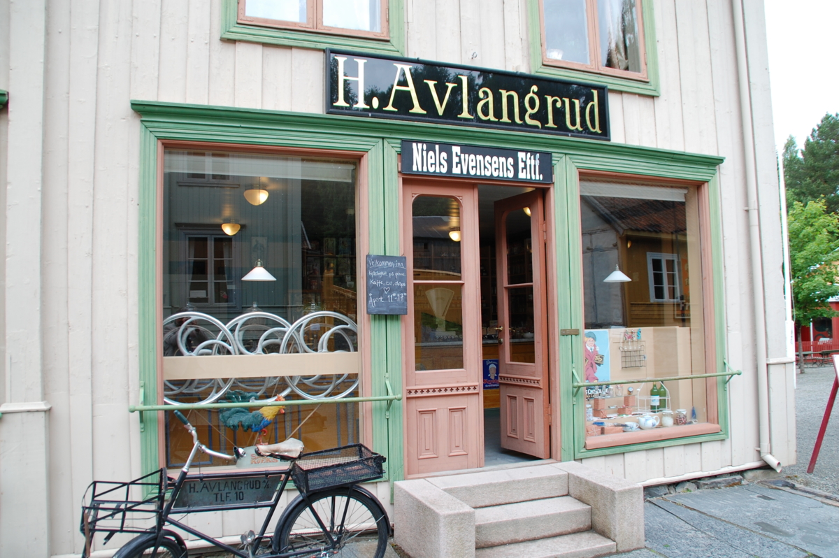 The entrance of the historical Avlangrud shop in the Town at Maihaugen Photo: K&aring;re Hosar/Maihaugen.

