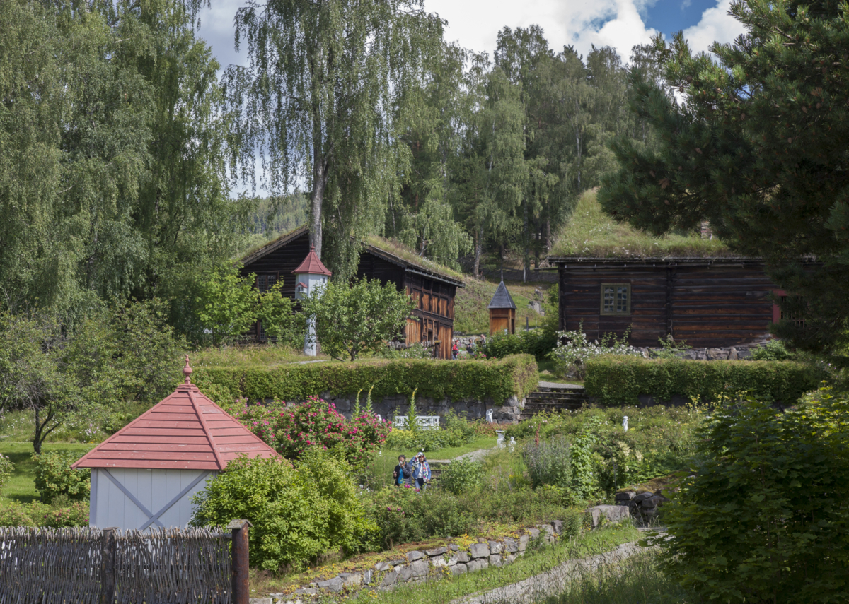 The parsonage grows herbs, roses, fruit treees and berry bushes as well as beautiful flowers.&nbsp;&nbsp;Photo: Audbj&oslash;rn R&oslash;nning/Maihaugen

