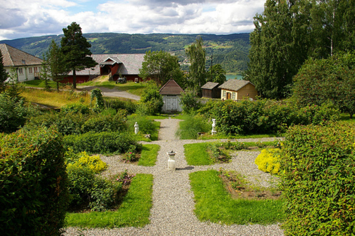 The parsonage at Maihaugen is located above&nbsp;the farm J&oslash;rstad Photo: Sigmund Rosland.

