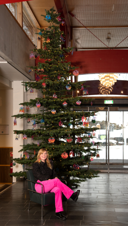 Anna Talbot in front of Maihaugen's Christmas tree.