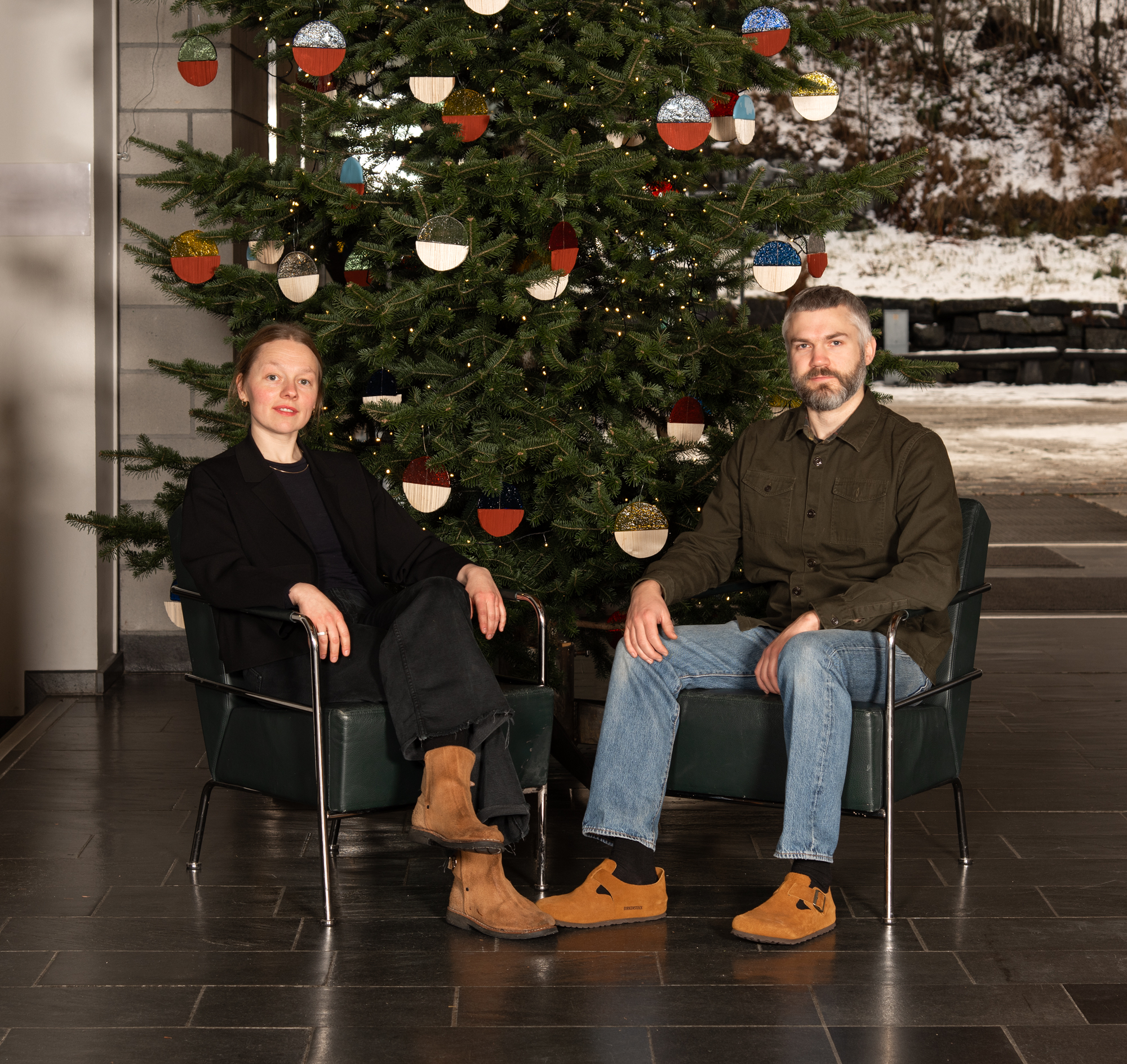 Kunstnerpar har pyntet Maihaugens juletre 2025