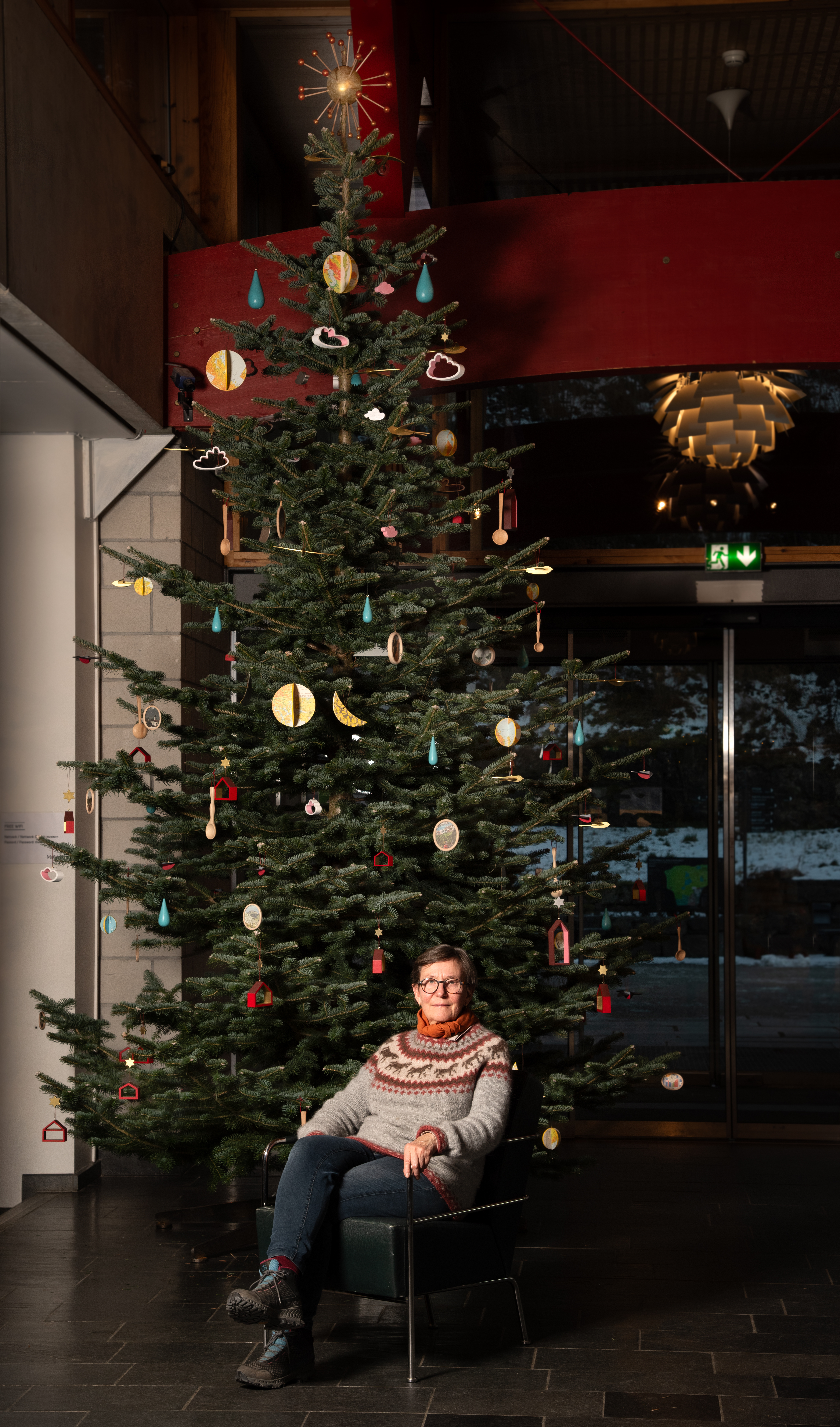 Smykkekunstner Liv Blåvarp fremfor årets juletre på Maihaugen.