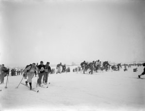 Old photo in black and white with cross country skiers. Photo: Marius A. Berge / Maihaugen