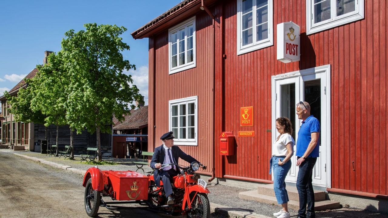 Gjester møter Postmester Foto Tone Iren Eggen Tømte